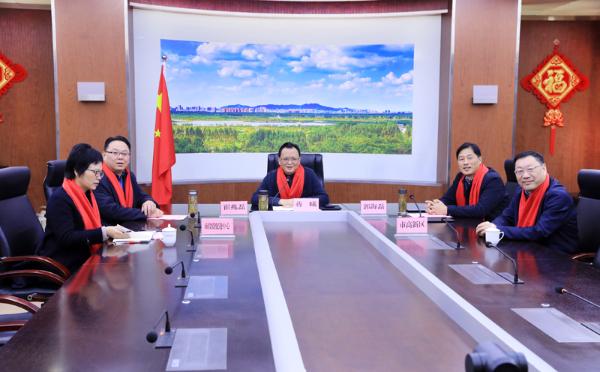 我市舉行2025年新春線(xiàn)上團拜會(huì )
蔣曦與企業(yè)家、院校代表視頻連線(xiàn)共賀新春共話(huà)發(fā)展