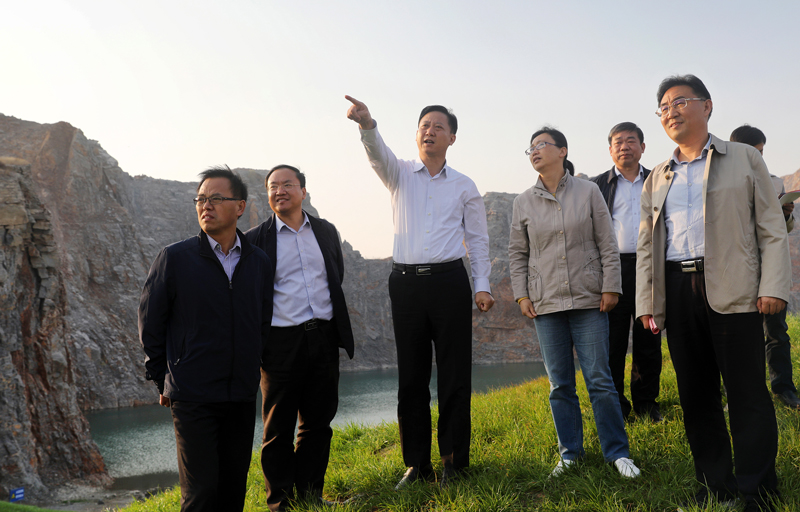 黃曉武督查大氣污染防治“百日攻堅”及中央環(huán)保督察整改工作時(shí)指出
堅決打好藍天碧水凈土“三大保衛戰”